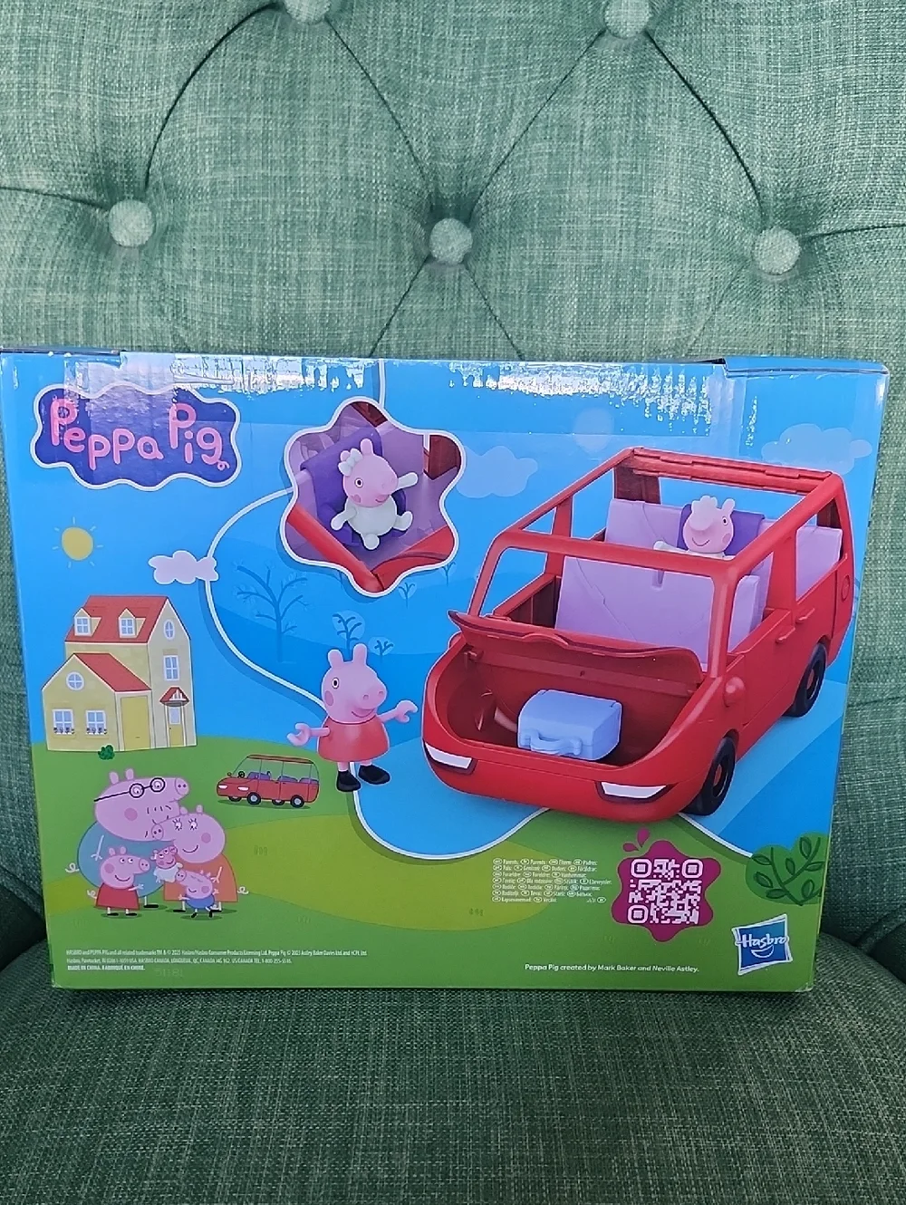 Peppa Pig Red Family Car Playset with Pink Figures - Picture 5 of 7